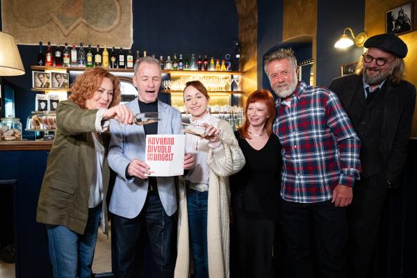 Vedle Milana je Simona Stašová, Táňa Dyková, Bára Štěpánová, Jiří Langmajer a architekt kavárny Jan Vlček